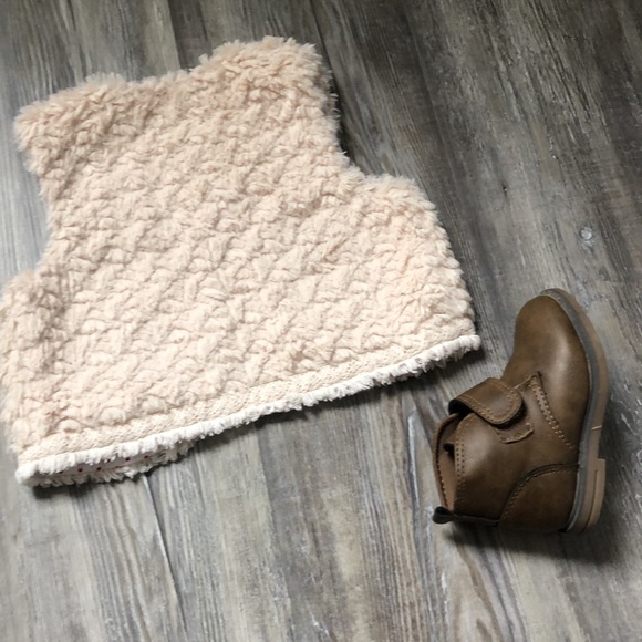 GENUINE KIDS  from OSHKOSH Fuzzy Vest size 12m-18m - Picture 6 of 9